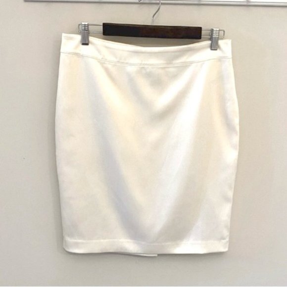 Forever 21 satin lined short pencil skirt w back zipper close.  Women's size 8 - Picture 2 of 9